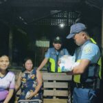 Bag-ong natawo nga batang lalaki, nadiskubre nga gibiyaan sulod sa bao-bao sa DavOr; 2 ka pulis, gisiguro ang kaluwasan